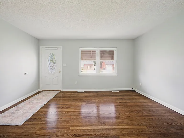 220 Manchester Dr — Photo 8