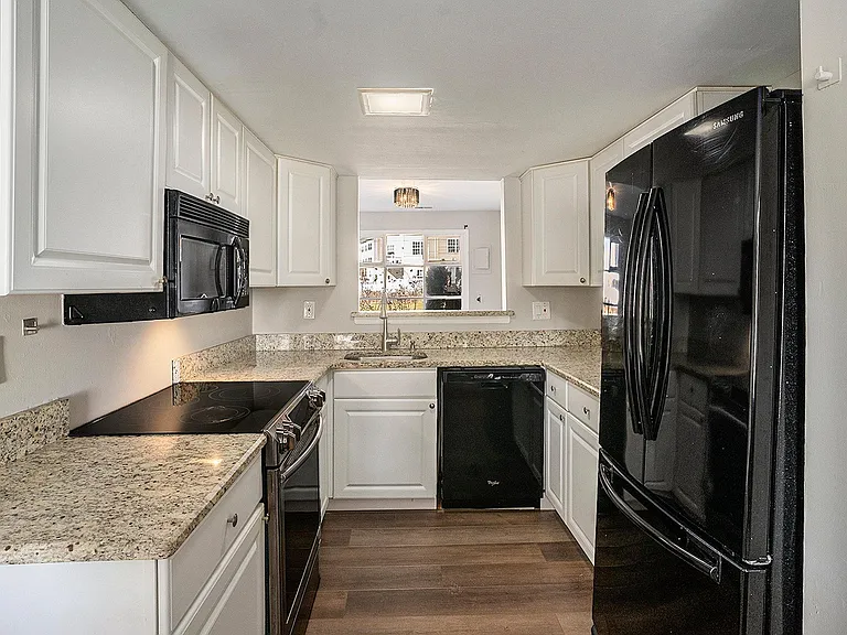 2280 Suzann Dr — Photo 15