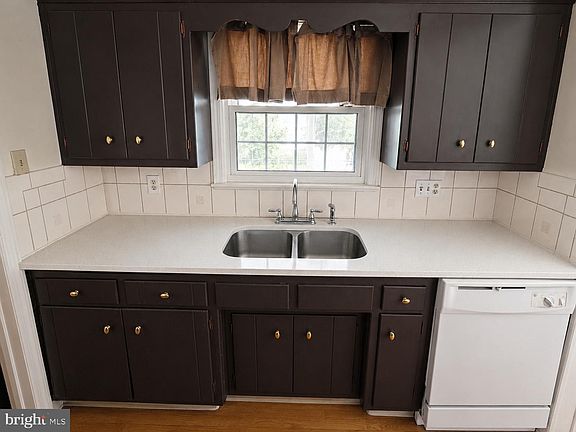 2nd image of 300 Wilson Ave