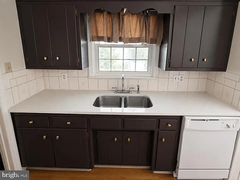 300 Wilson Ave — Photo 2