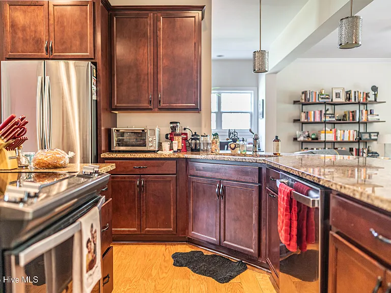515 Clark St — Photo 15