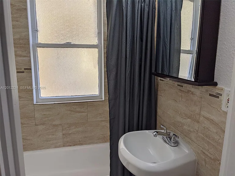 124 Mendoza Ave #1 — Photo 6
