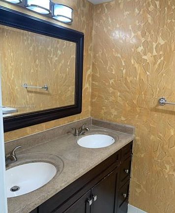 4th image of 901 Hillcrest Dr APT 212