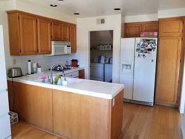 2nd image of 1130 E Grand Ave