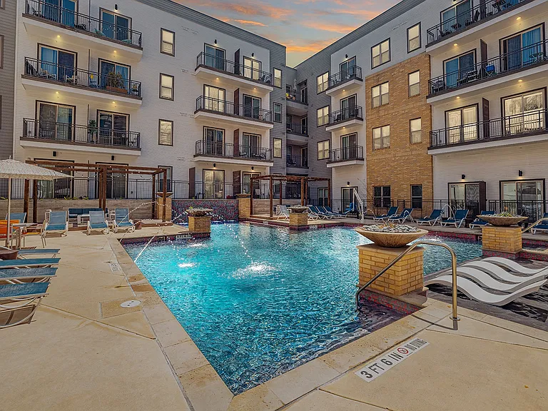 Rivera on Broadway Apartments — Photo 8