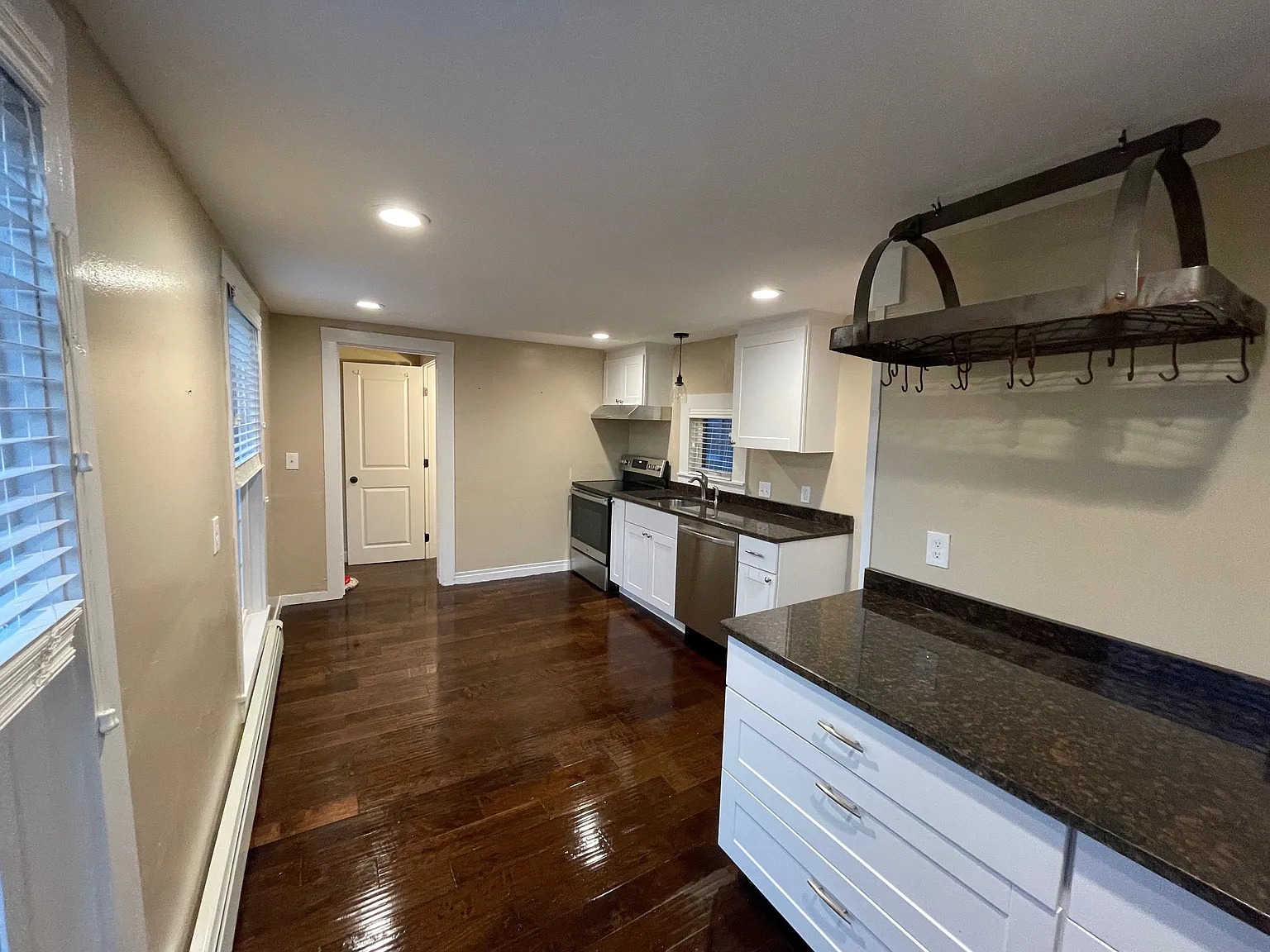 3 bed, 1100 sqft, $2,950 — Photo 3