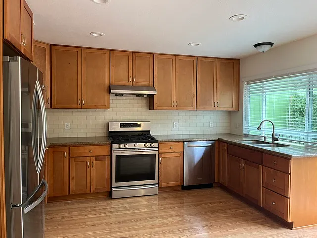 4 bed, 1370 sqft, $3,500 — Photo 3