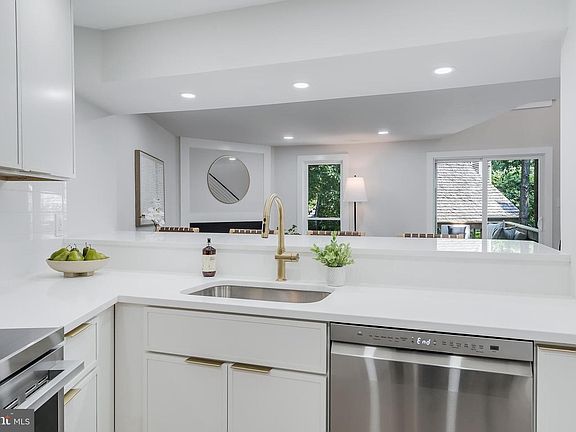 5th image of 11213 Silentwood Ln