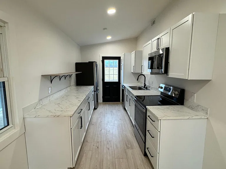 705 Brookfield Dr — Photo 5