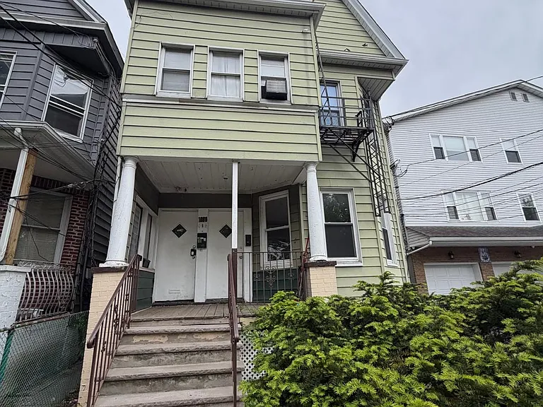 1086 Anna St #1R — Photo 1