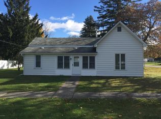 331 S 4th St, Edmore, MI 48829