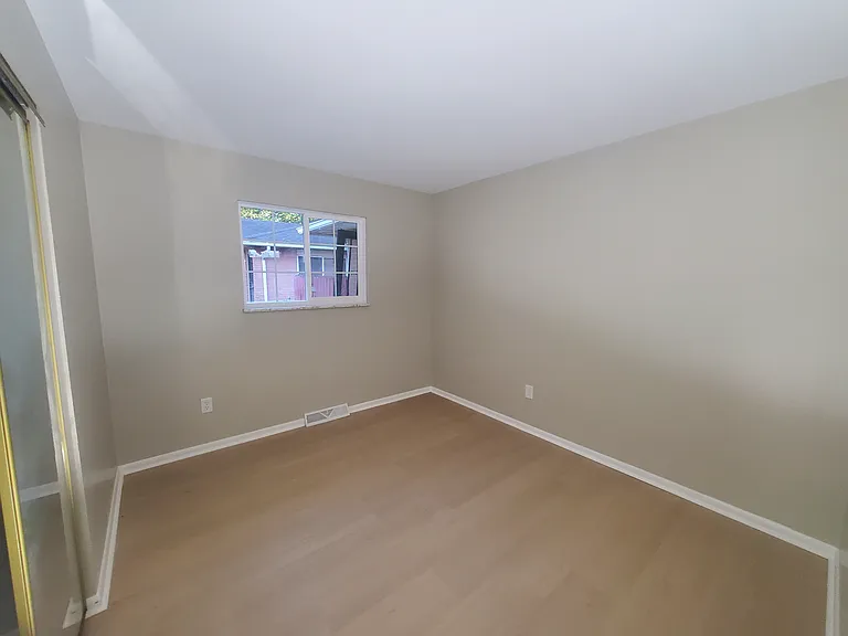 Medium bedroom
