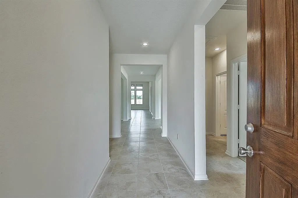 3 bed, 2480 sqft, $2,395 — Photo 2