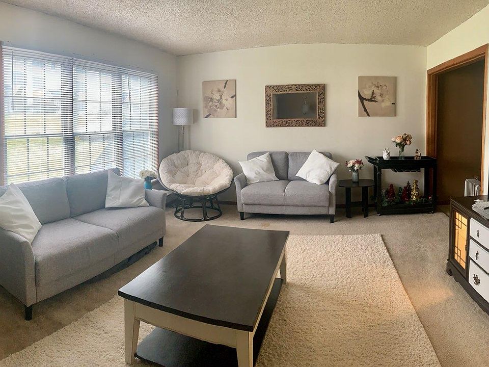 Living room (before)