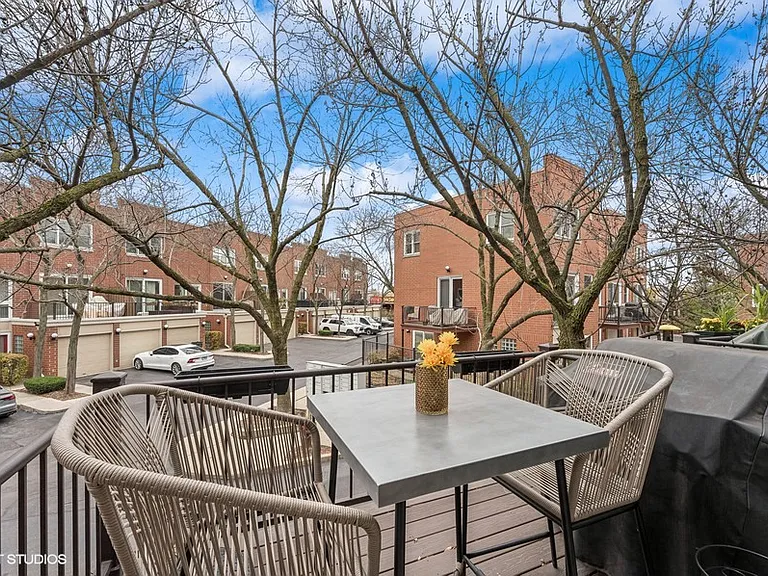 1765 W Altgeld St #H — Photo 8