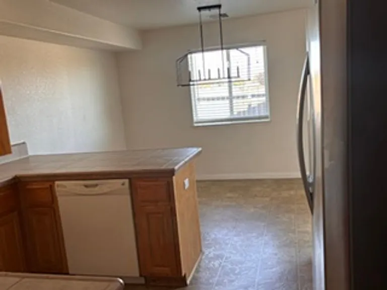 458 Sherwood Pl — Photo 7
