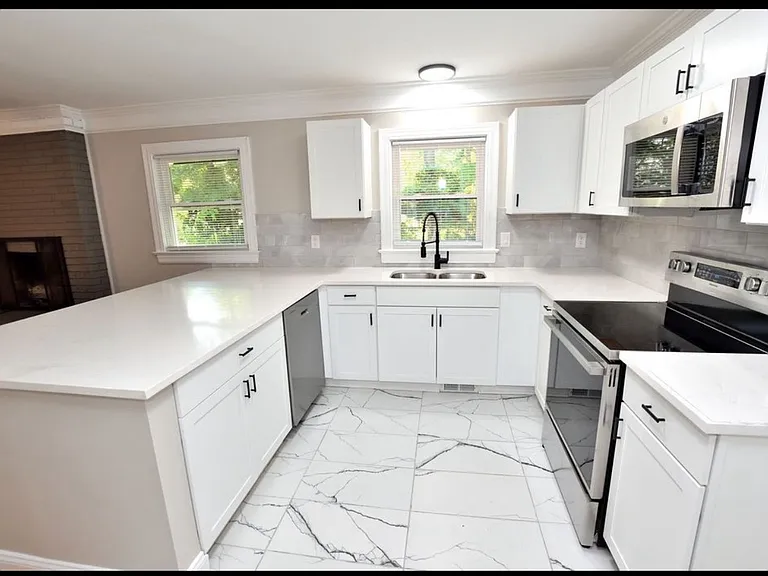 836 Burton St — Photo 3