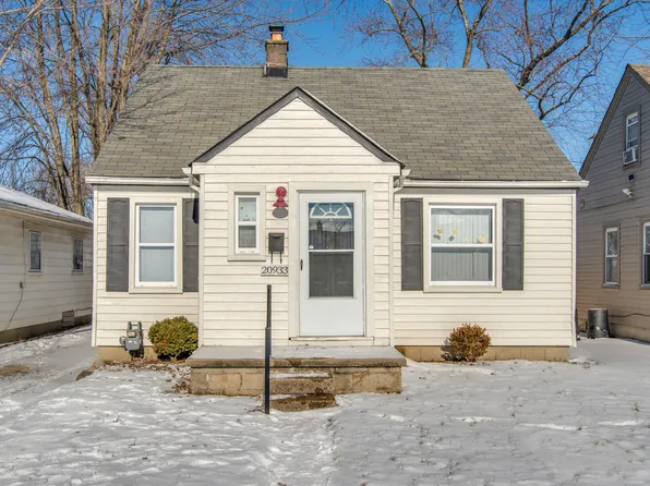 20933 Hollywood St, Harper Woods, MI 48225