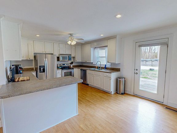 2nd image of 220 Bacon Rd