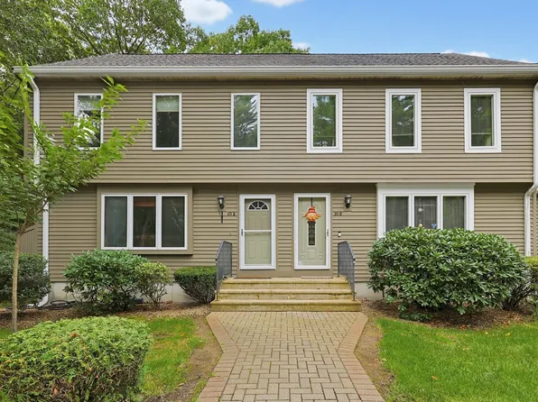 10 Village Way APT A, Norton, MA 02766