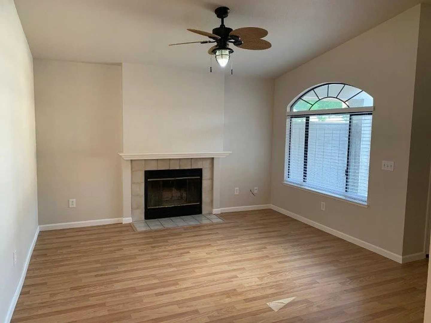 Great Antelope Home Located On a Court — Photo 3