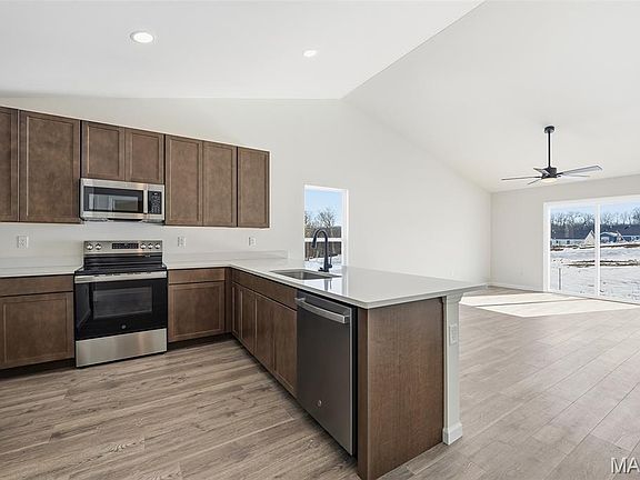4th image of 720 Courtshire Xing