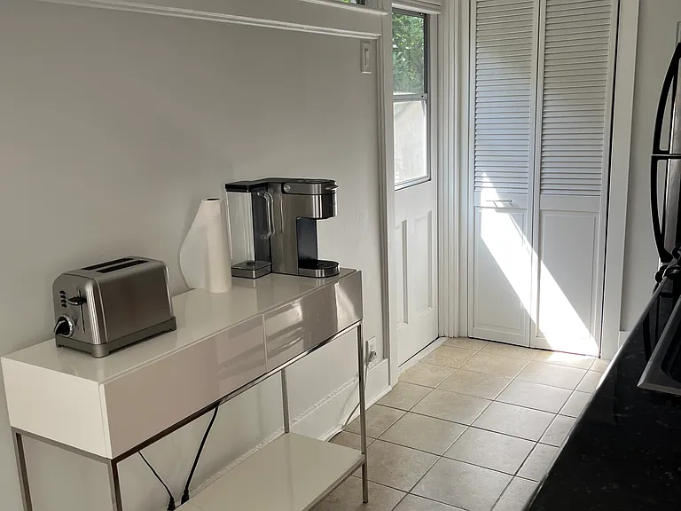7022 De Longpre Ave #7022 — Photo 10