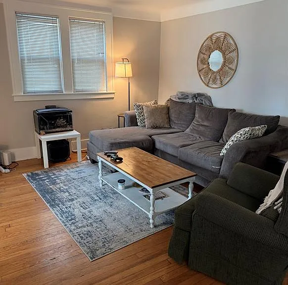 909 Knowles St — Photo 3