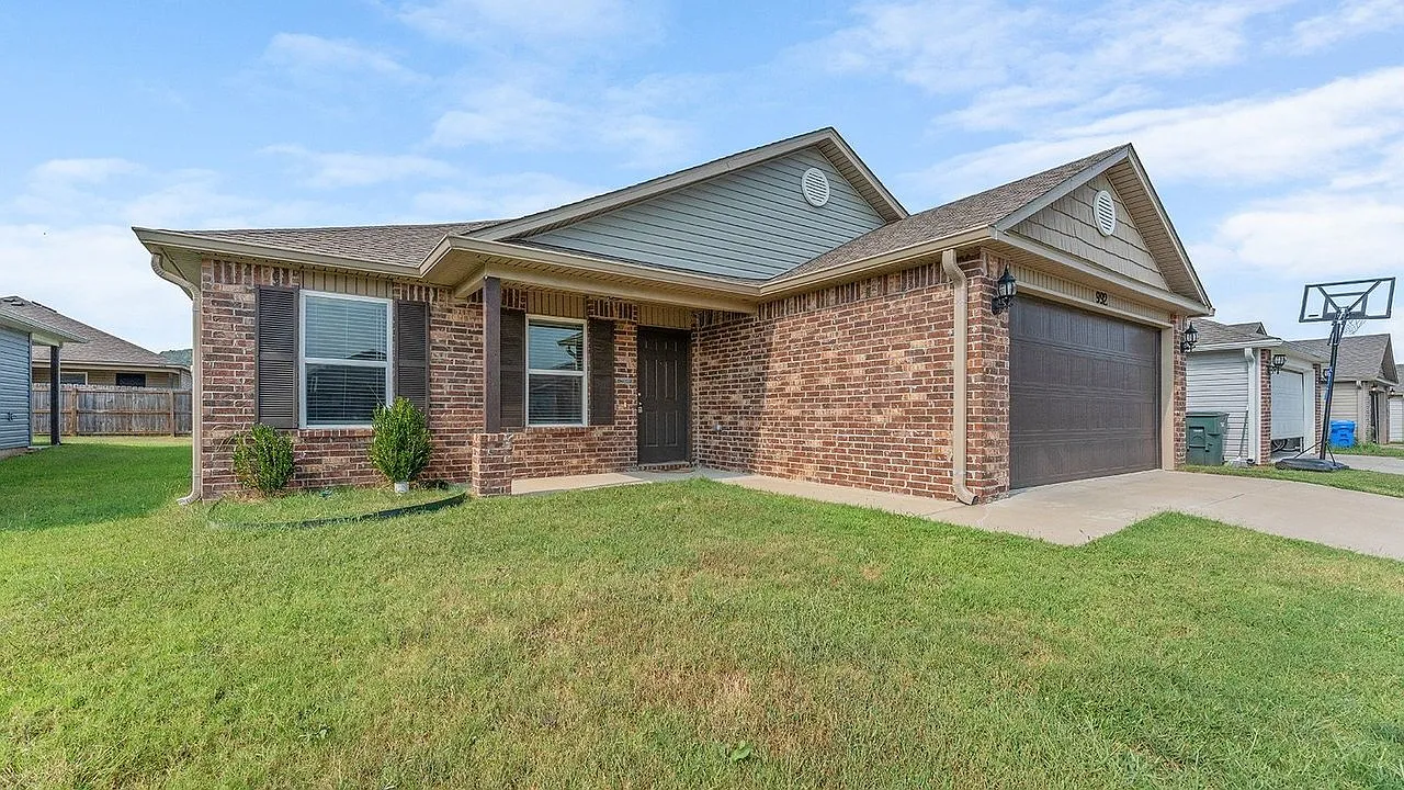 3 bed, 2.0 bath, 1345 sqft, $1,795 — Photo 2