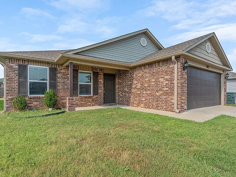 992 E Starling St — Photo 2