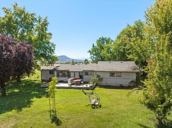 6188 McLoughlin Dr, Central Point, OR 97502