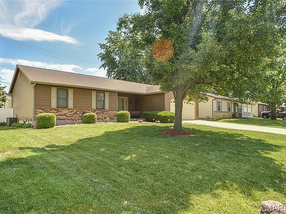 2nd image of 8 W Sunny Wood Ct