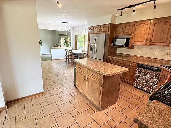 2nd image of 2556 N Green Bay ROAD