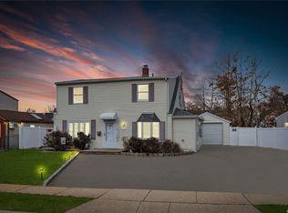 24 Carnation Rd, Levittown, NY 11756