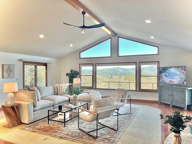 3575 Valley View Dr — Photo 6