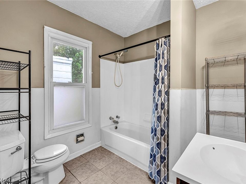 22nd image of 262 E Walnut St