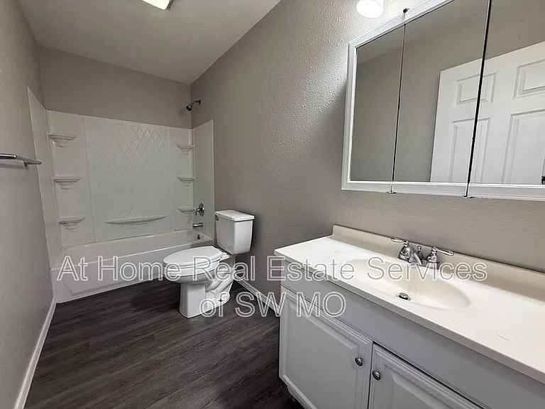2940 W Walnut St — Photo 8