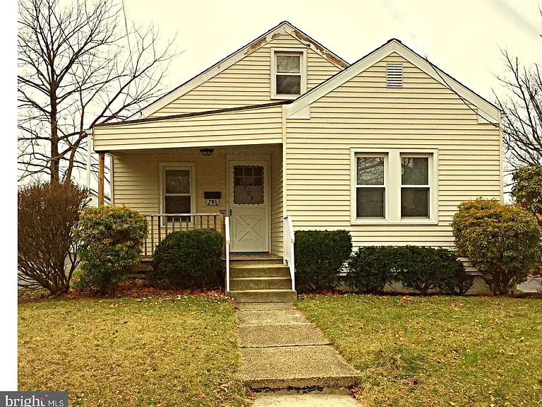 721 Mayflower Ave — Photo 1