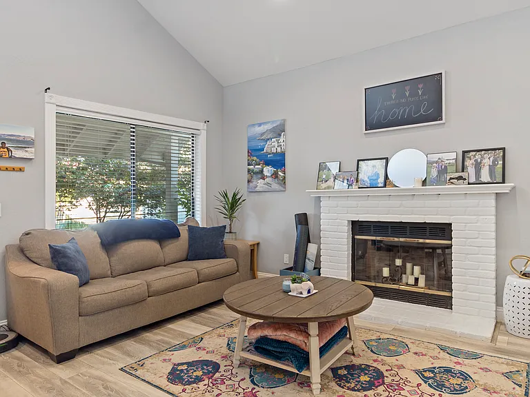 808 Milsom Pl — Photo 3