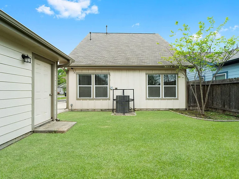 3548 Rebecca St — Photo 31