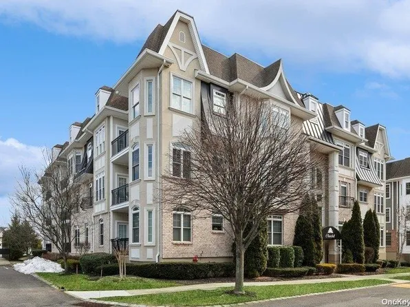 1355 Roosevelt Way #50-304, Westbury, NY 11590