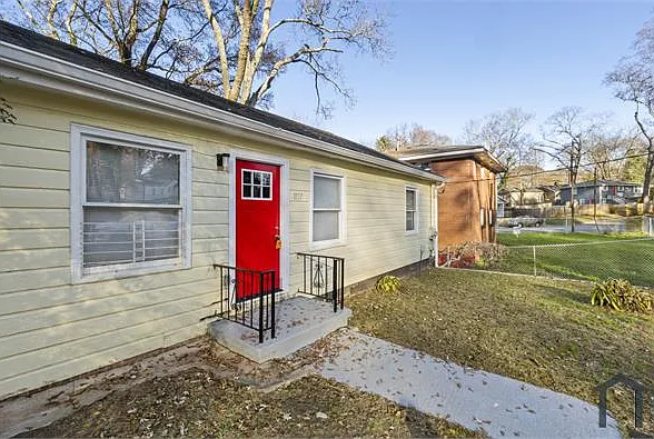 1137 White Oak Ave SW — Photo 3