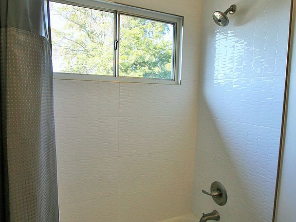 4th image of 415 N Holliston Ave APT 1