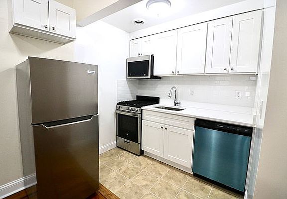 2nd image of 307 Amsterdam Ave APT 4
