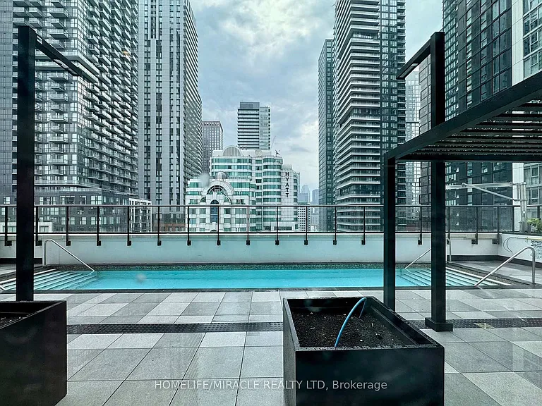 400 King St W #1001 — Photo 3