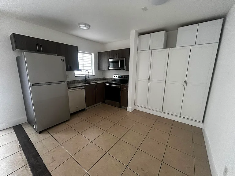 920 SE 2nd Ave #7 — Photo 1
