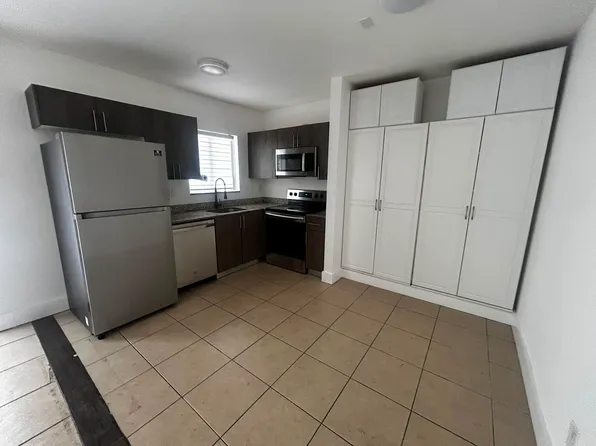 920 SE 2nd Ave, Hallandale, FL