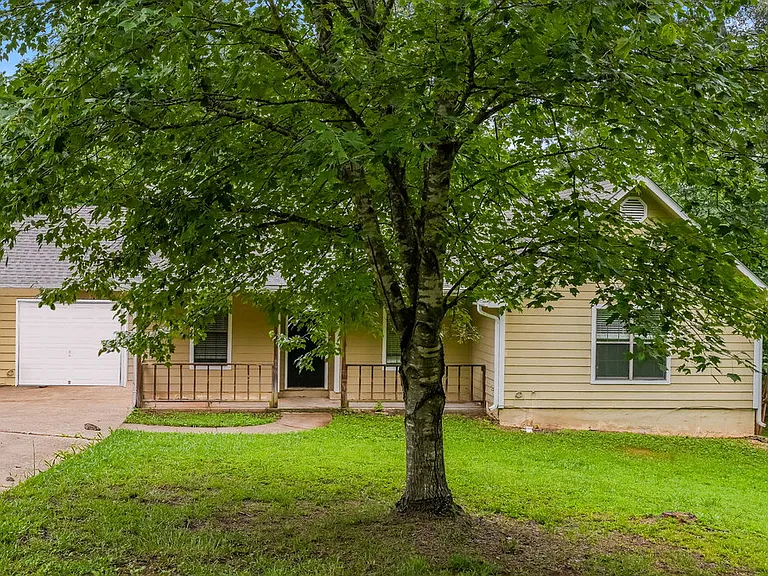 116 Adrian Dr — Photo 1