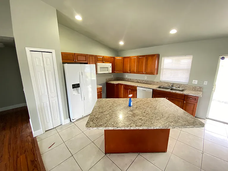 413 NW 16th Pl — Photo 26