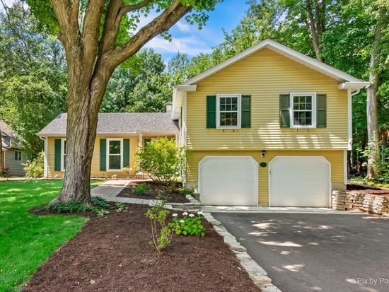 1138 Pine Ct, Batavia, IL 60510